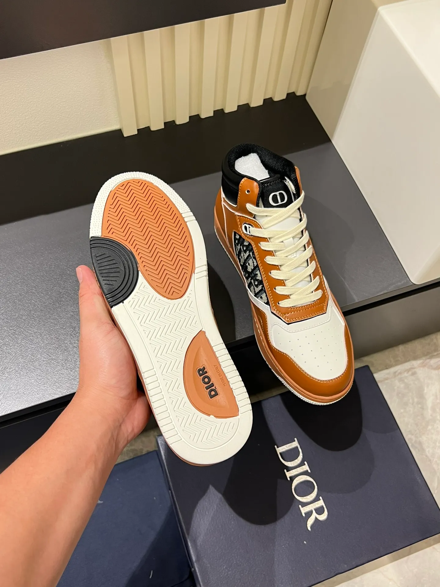 Men's shoes 💰p460 "Dio*" mid-top B27 casual sneakers. This B27 high-top sneaker is a new product in the series and continues Di*r's classic style. Crafted from gray and white smooth calf leather with beige and black Oblique print panels on the sides. The "CD Icon" shaped shoelace eyelets are clever and delicate, and the two-color rubber sole, rear collar and heel are all equipped with the brand's iconic details to enhance the style. Oblique printed straps at the ankle allow for an adjustable fit to complement the overall design. Fashionable and versatile, it can complement any look. Create an exquisite design with unique dynamic vitality and modern atmosphere, presented in low-top and high-top styles. This new must-have shoe adds a new dimension to Dior's archive heritage, embodying modern elegance. Purchase the original version and make it 1:1. If you need top quality, please come to me! Male 38-44!